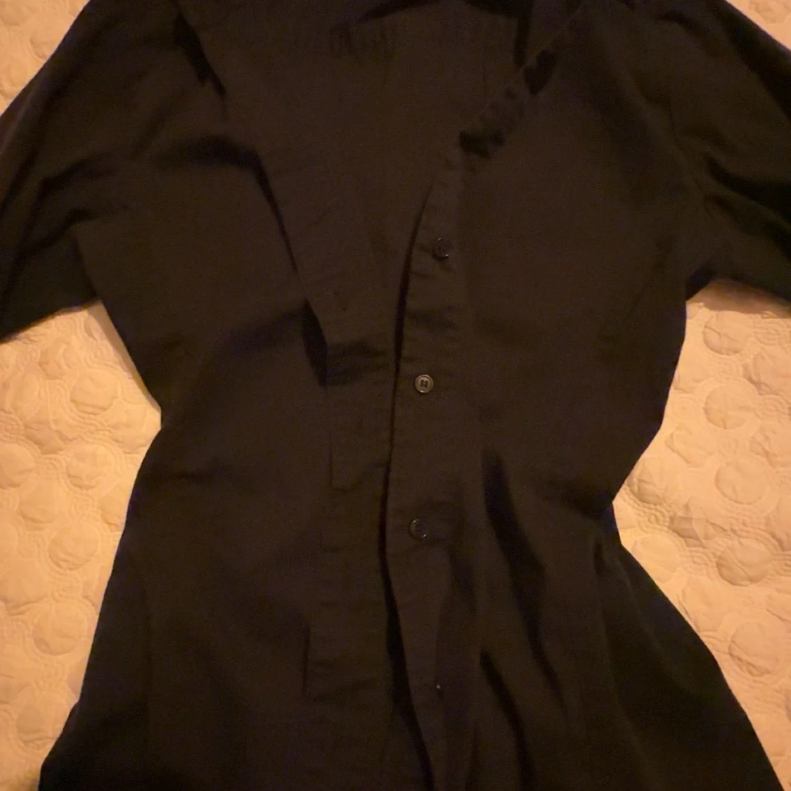 Svart skjorta med knappar - 1