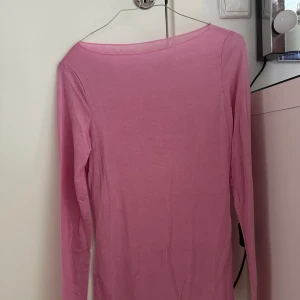 Rosa intimissimi tröja  - Jätte fin rosa intimissimi tröja i jätte bra skick ❤️ bara använt 1 gång, säljer pga de är inte min storlek❤️ storlek M men skulle säga att den passar S