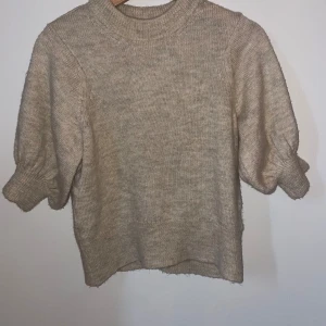 Beige stickad tröja från VILA - Säljer en beige stickad tröja från VILA för den inte kommer till användning . Tröjan har trekvartsärmar och en rund halsringning.💓