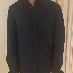 Skjorta från dressman  - (Skick 10/10) helt ny riktig fet skjorta  oanvänd.  Ny pris 649  mitt pris 199 ställ frågor vid fundering o extra bilder kan diskutera om pris ✅⚜️ 