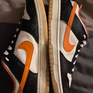 Nike dunk low  - Limited edition Nike dunk low Använda ett fåtal gånger. Unika skor Strl 44 Perfekta för vår och sommaren  Kan gå ner i pris vid snabb affär   Skriv för mer info