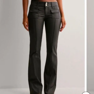 Skinnbyxor - Säljer dessa skit snygga slutsålda skinnbyxor från Nelly. Dem är i storlek 34, och UPSYDDA för att passa någon som är ung 165. Använda 1 gång, därför prislappen är avtagen, men annars är dem i nyskick. Nypris: 699, mitt pris: 450❤️