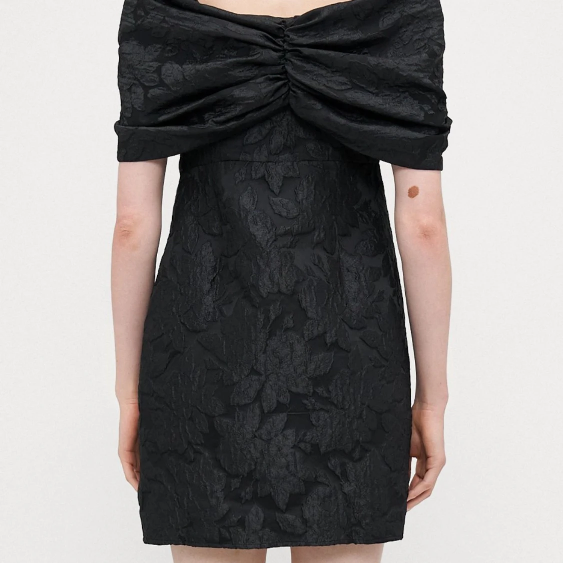 Svart klänning med stor rosett - 2