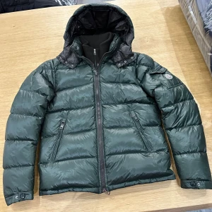 Moncler Zin jacka - Sällsynt och riktigt fet jacka, liknar en Maya men skillnaden är att denna jackan har en inbyggd cardigan inuti. Riktigt bra skick och såklart äkta.