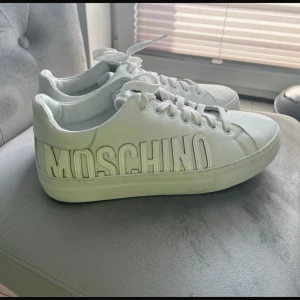 Moschino skor - Tvär feta moschino skor i storlek 43. Passar 44! Nypris 6500kr mitt pris 1999kr🤩🤩9/10 skick