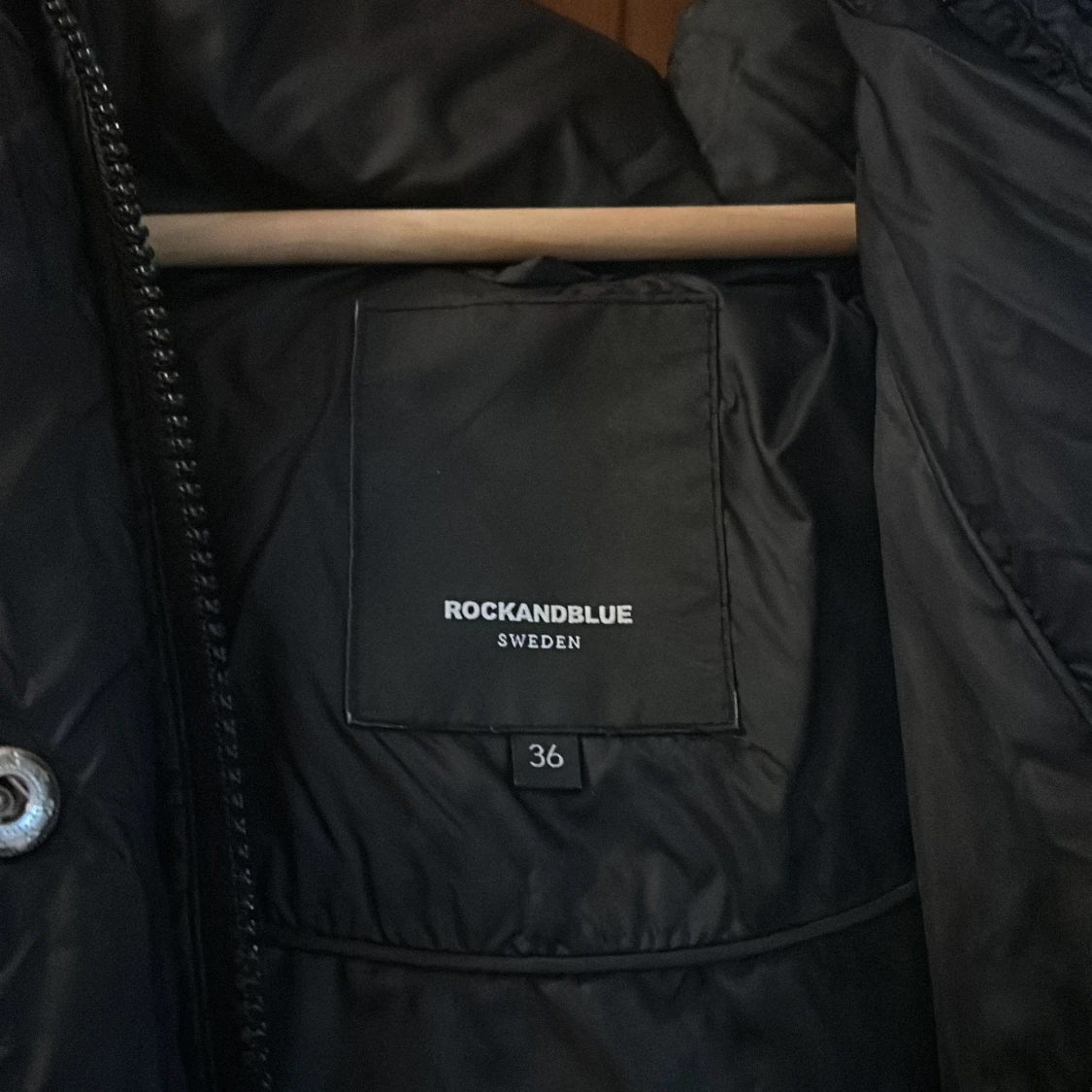 Svart dunjacka från Rockandblue - 3