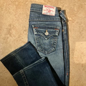 Blå jeans från True Religion - Snygga blå jeans från True Religion med lågmidjad bootcut modell! ❤️ 
