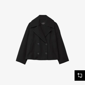 Svart kappa  - Snygg svart kappa från stradivarius som är helt oanvänd, säljer då den inte kommer till användning! Skrev privat för fler bilder eller frågor💗💗