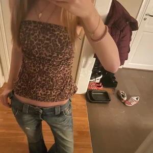 Leopardmönstrad tubtopp - Säljer en snygg leopardmönstrad tubtopp. Toppen är figurnära och har en stretchig passform.