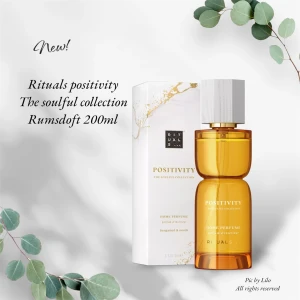Ny! Rumsdoft Positivity från Rituals - Helt ny!! Upptäck Positivity rumsdoft från The Soulful Collection av Rituals. Denna 200 ml flaska har en varm och livfull citrusdoft med noter av bergamott, neroli och vetiver. Perfekt för att sprida en uppfriskande och positiv atmosfär i ditt hem. Flaskan har en elegant design med en vit kork och gyllene ton. Denna släpptes nyss av rituals och är mycket populär 💫 Nypris 429:- kartongen har några små nötningar/veck. Inte iögonfallande men vill nämna och visa det.
