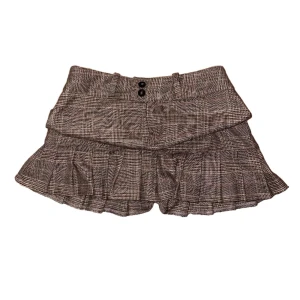 Rutig minikjol med volang - Snygg rutig minikjol med volang. Högmidjad men jag brukar vika ner den inåt eller utåt för lågmidjat💞. Xs/s