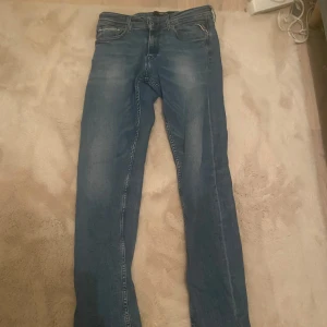 Blå jeans från Replay  -  Snygga blå jeans från Replay i modellen grover. 9/10 Skick endast andvända fåtal gånger. Storlek är 30,32