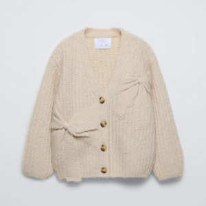 Zara kofta ❤️ - Intressekoll på den här slutsålda koftan ifrån Zara kids❤️❤️❤️skriv ifall ni är intresserade!!! Den är endast använd 3 ggr🥰🥰Lånad bild!