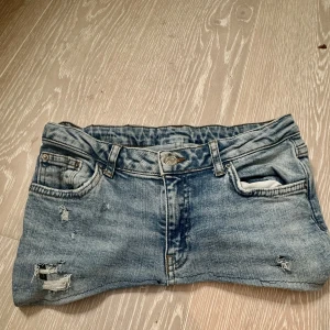 Jeanskjol från Pull & Bear - Jätte snygg lågmidjade jeans kjol perfekt till sommaren💕 säljer då den var lite för liten på mig då jag vanligtvis har storlek s och dne var i xs. Köpte från en tjej som syr om kläder(förra ägarens bilder💕💕