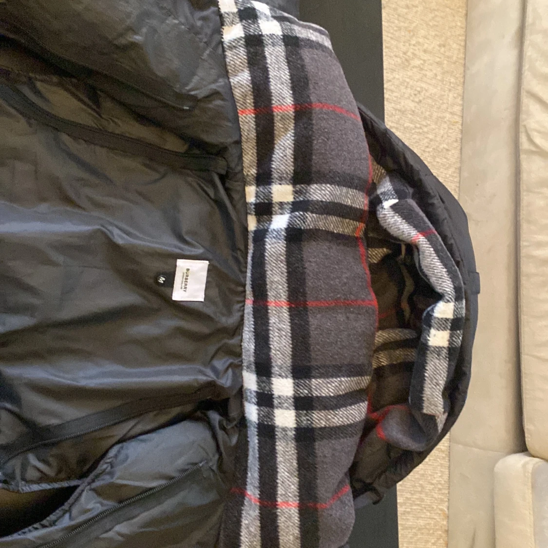 Svart pufferjacka med rutigt foder - 2