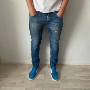 Dondup jeans - Tja! Säljer dessa sjukt feta Dondup jeansen. Skick 9/10, inga defekter på de. Nypris på dessa ligger runt 3500kr, mitt pris är 799kr. Bara att höra av sig vid minsta fundering!