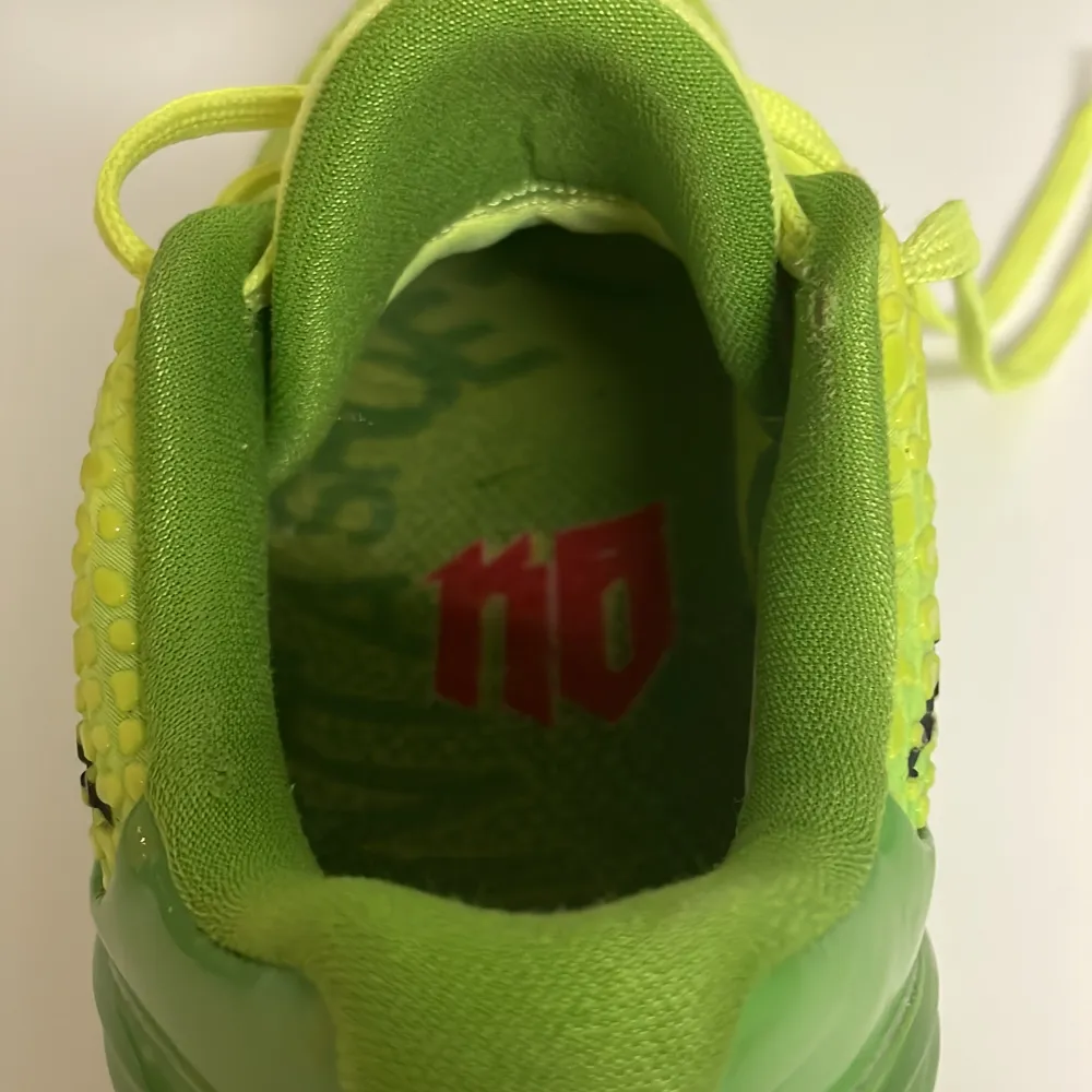 Gröna Kobe grinches basketskor. Andvänd 1 till 2 gånger. Kommer med extra röda sko snören. Pris kan diskuteras . Kengät.