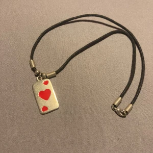 Halsband  - Fint halsband, god kvalitet med ett hjärter kort på.