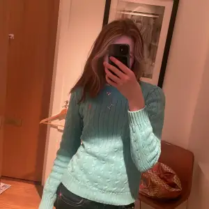 ( xs för vuxna och L för barn💙) Säljer en snygg turkos stickad tröja från Ralph Lauren i 100% bomull. Tröjan har ett klassiskt kabelstickat mönster och en liten röd logotyp på bröstet. Perfekt för en stilren look! 💙