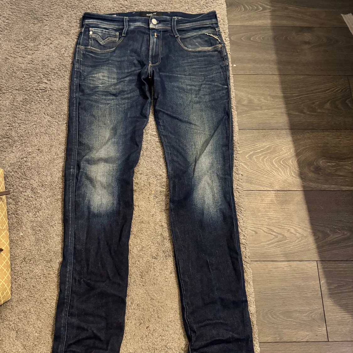 Mörkblå jeansbyxor från Replay