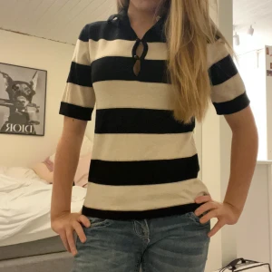 Randig kortärmad topp från Object - Säljer en snygg randig topp från Object i svart och beige. Den har tappat en knapp men annars är den i nyskick då jag aldrig använt den 💗