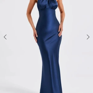 Balklänning/ festklänning  - Köpte denna klänning från babyboo i storlek xs. Inte använt den. Säljer pga att det inte går att returnera. Man får förpackning med och bevis på köpet. Finns även i vinröd. Nypris 1700kr. Säljer för 1500kr pris går att diskutera. Skriv gärna för fler bilder. 