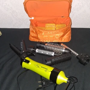 Hårstyler med tillbehör och orange väska - Hårstyler från SilverCrest i en livlig grön färg. Inkluderar flera utbytbara borsthuvuden för olika stylingalternativ. Kommer med en praktisk orange förvaringsväska med dragkedja och handtag. Den är ny men har redan en så har en dyson 
