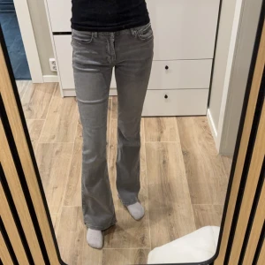 Grå bootcut jeans från Gina tricot Perfect Jeans - Snygga grå bootcut jeans från Gina tricot. Dessa är i modellen ”perfect Jeans”. Storleken är 32, bra i längd för mig som är 169 cm lång. Använda några få gånger