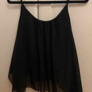 Svart ärmlös topp - Super Nice topp. Anvönt ett fåtal gånger och mycket bra skick. Skriv privat för fler bilder