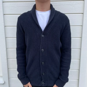 Cardigan stikad  - Tja! Nu säljs denna sjukt snygga stikadade Cardigan som just nu väldigt eftertraktad. Skick 9/10 Inga synliga defekter Nypris ligger på runt 1500kr men säljer nu för endast 649kr. Hör gärna av er vid minsta lilla fundering! 