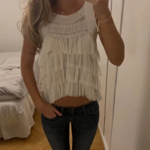 Vit blus - Såå fin topp med volanger, storlek m men passar även mig som bär xs💖💖en liten fläck där bak men verkligen inget man tänker på (bild 2)