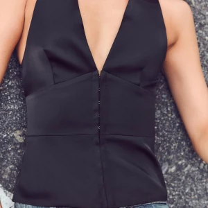 Svart korsett från Zara - Elegant svart korsett från Zara med djup v-ringning💕