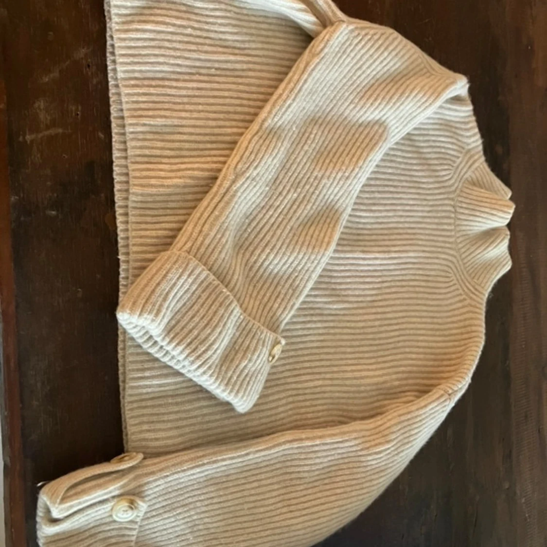 Beige ribbad tröja med knappar - 1