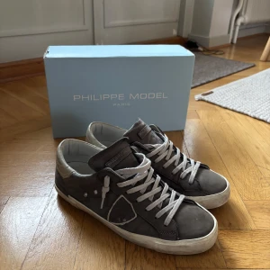 Philippe Model Skor - Säljer nu dessa riktigt feta Philippe Model skor. Skorna är i toppskick och mer eller mindre aldrig använda. De är köpte för nypris på 4000kr. Original box följer med, kan gå ner vid en snabb affär;) Skriv ifall ni har frågor:)