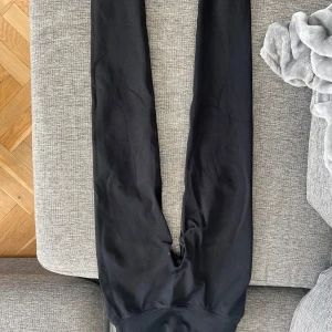 Svarta träningsbyxor från Aimn - Säljer ett par svarta träningstights från aimn nypris 699kr