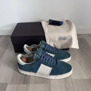 Valentino flycrew  - Snygga Valentino sneakers i blå mocka med vita detaljer. Skorna har en klassisk design med snörning och en bekväm sula. Perfekta för en stilren look. Hör av er vid minsta fundering 🤔 storleken passar up till 40-41,5