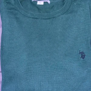 Grön tröja från U.S. Polo Assn. - Säljer en riktigt snygg grön tröja från U.S. Polo Assn. Jag säljer den pågrund av att jag inte använder den ngn mer. Den e knappt använd, så skicket på den är 10/10. Priset kan diskuteras vid snabb affär 