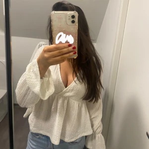 Topp/blus - Fin topp frn gina tricot som endast är använd 2ggr. Skriv för fler frågor🥰