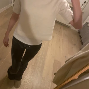 Beige/rosa stickad tröja från Kappahl  - Säljer en beige/rosa stickad tröja från Kappahl . Tröjan har korta ärmar och en rund halsringning med ribbade kanter. Passar bra till mycket.