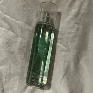 Elizabeth Arden Green Tea Mist  - Fräsch och uppfriskande mist från Elizabeth Arden med doft av grönt te. Flaskan är genomskinlig med en grön etikett och har en praktisk sprayfunktion. Perfekt för en energigivande känsla. Den funkar utmärkt för att friska upp doften i rummet o få en fräschare vibe. Den köptes för normal förra året och har knappt används. 🎀