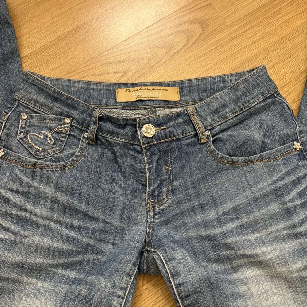 Snygga blå jeans med fina detaljer! Säljer då de inte passar mig längre!💗. Farkut & Housut.