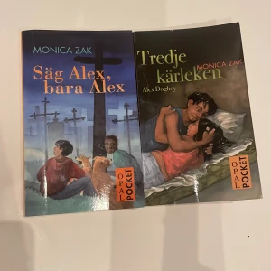 Säg Alex, bara Alex och Tredje kärleken av Monica Zak - Två pocketböcker av Monica Zak: 'Säg Alex, bara Alex' och 'Tredje kärleken'. Båda böckerna är utgivna av Opal Pocket. Perfekt för dig som gillar ungdomslitteratur med djup och känsla. Pris kan diskuteras såklart❤️ (75 kr/st)
