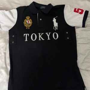 Polo ralph lauren TOKYO - Jätte snygg tröja av Ralph lauren. Den ä nästan helt ny anledning till varför jag säljer den är för jag har bytt stil och jag har inte på mig den. Priset kan sänkas kanske 💯.