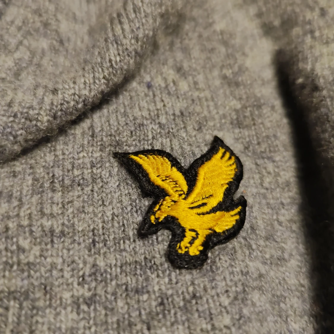 Grå stickad väst från Lyle & Scott - 3