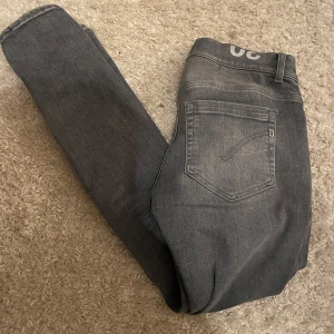 Dondup jeans - Ett par snygga dondup jeans i modellen George. Dom är nästan helt nya och köptes på NK för 3500. Pris kan diskuteras.