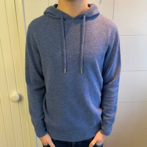 Merinoull Hoodies (2 st) - 2 skitsnygga merinoull hoodies i storlek S. Ljusgrå och blå. Hör av dig vid intresse😊