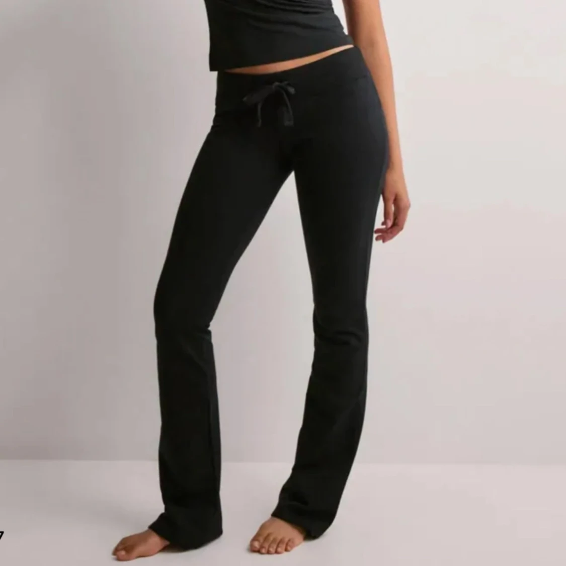 Svarta mjukis byxor från Nelly - 3