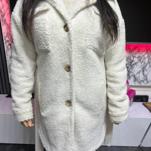 Vit teddyjacka med knappar - Mysig vit teddyjacka med knappar och bälte i midjan. Perfekt för kyliga dagar med sin fluffiga och varma design. Jackan har långa ärmar och en klassisk krage.