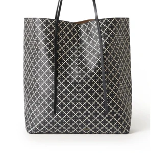 Svart och vit shoppingväska Marlene Birger Abrille bag med mönster - Svart Abrille shopper väska från By Malene Birger. Tillverkad av canvas dekorerad med Signature Flower tryck i kräm, har denna modell en guldfärgad logotyptryck på framsidan och två halvrunda remmar.Höjd: 49cmBredd: 58cmModellens måttHöjd: 177cmByst: 83cmMidja: 61cmHöfter: 89cm