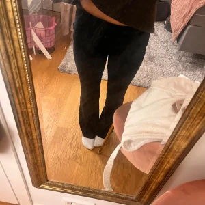 Svarta yoga pants från Gina tricot - Storlek 158/164 men passar även xxs-xs. Använda en gång då de är för stora i midjan för mig